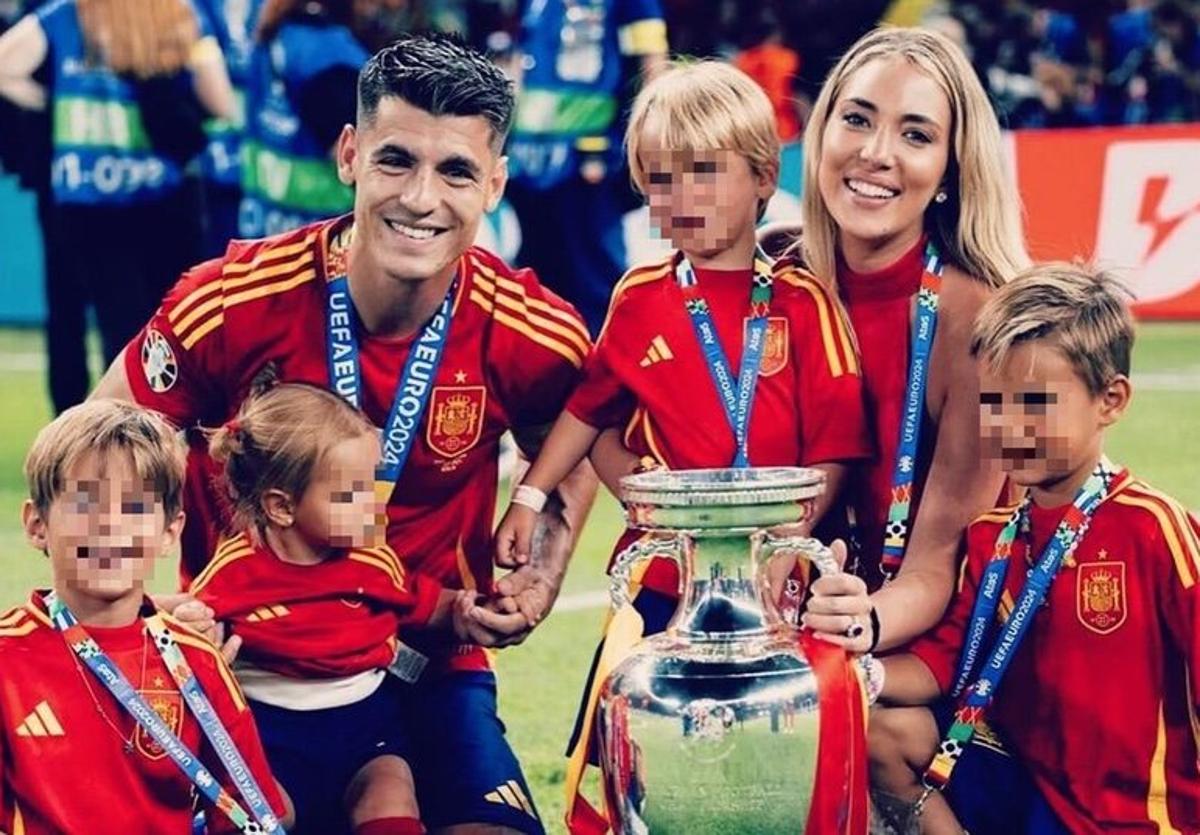 Álvaro Morata, junto con Alice Campello y sus hijos, en la celebración de la Eurocopa.