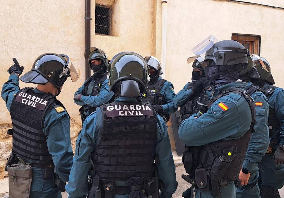 La Guardia Civil, durante el operativo en Astudillo.