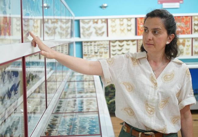 Rosario Espinilla, técnico de Turismo en La Santa Espina, señala uno de los ejemplares de la exposición.