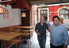 Lucio Pastor, antiguo gerente del local, y Miguel Sánchez, en la apertura este miércoles de La Traserilla en la calle Don Sancho.