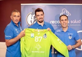 Juan Bar, en el centro, junto a David Pisonero y Mario Arranz, en su presentación.