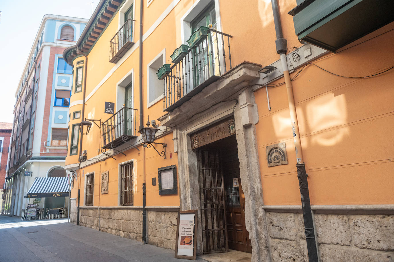 Un recorrido en imágenes por la calle Correos