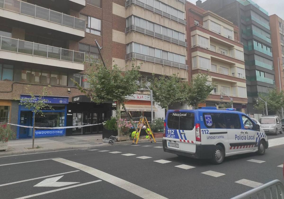 Semáforo dañado por el camión en la avenida República Argentina.