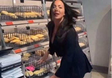 Una influencer británica coloca sus bragas usadas entre el pan de un supermercado español