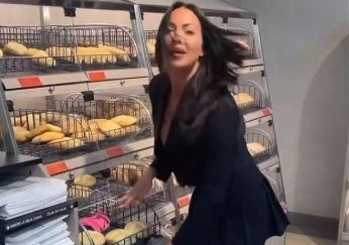 Chloe Lopez coloca sus bragas usadas entre el pan de un supermercado de Mercadona.