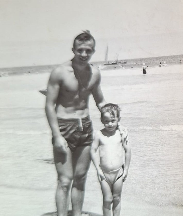 Imagen secundaria 2 - Arriba, Ángel Sánchez con sus hermanos y su madre en los almacenes de la familia, en la calle Santiago. Abajo, llegada del féretro el 21 de agosto de 1959 y el piragüista en la playa con un primo suyo.