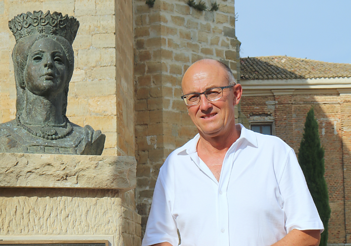 El alcalde de Torquemada, Jorge Domingo Martínez, junto al busto de Catalina de Austria