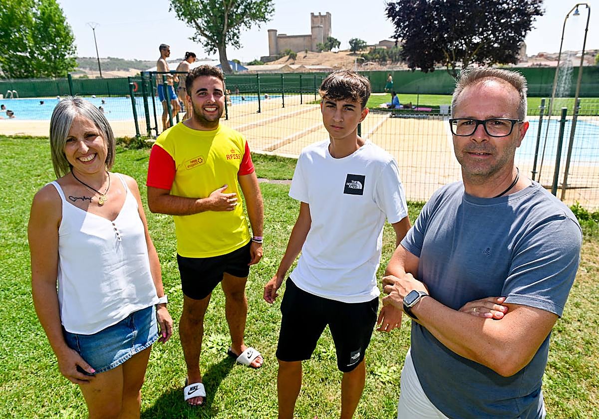 Cristina Martín y Toño Ferenández con sus hijos Mario y Diego en la piscina de Torrelobatón