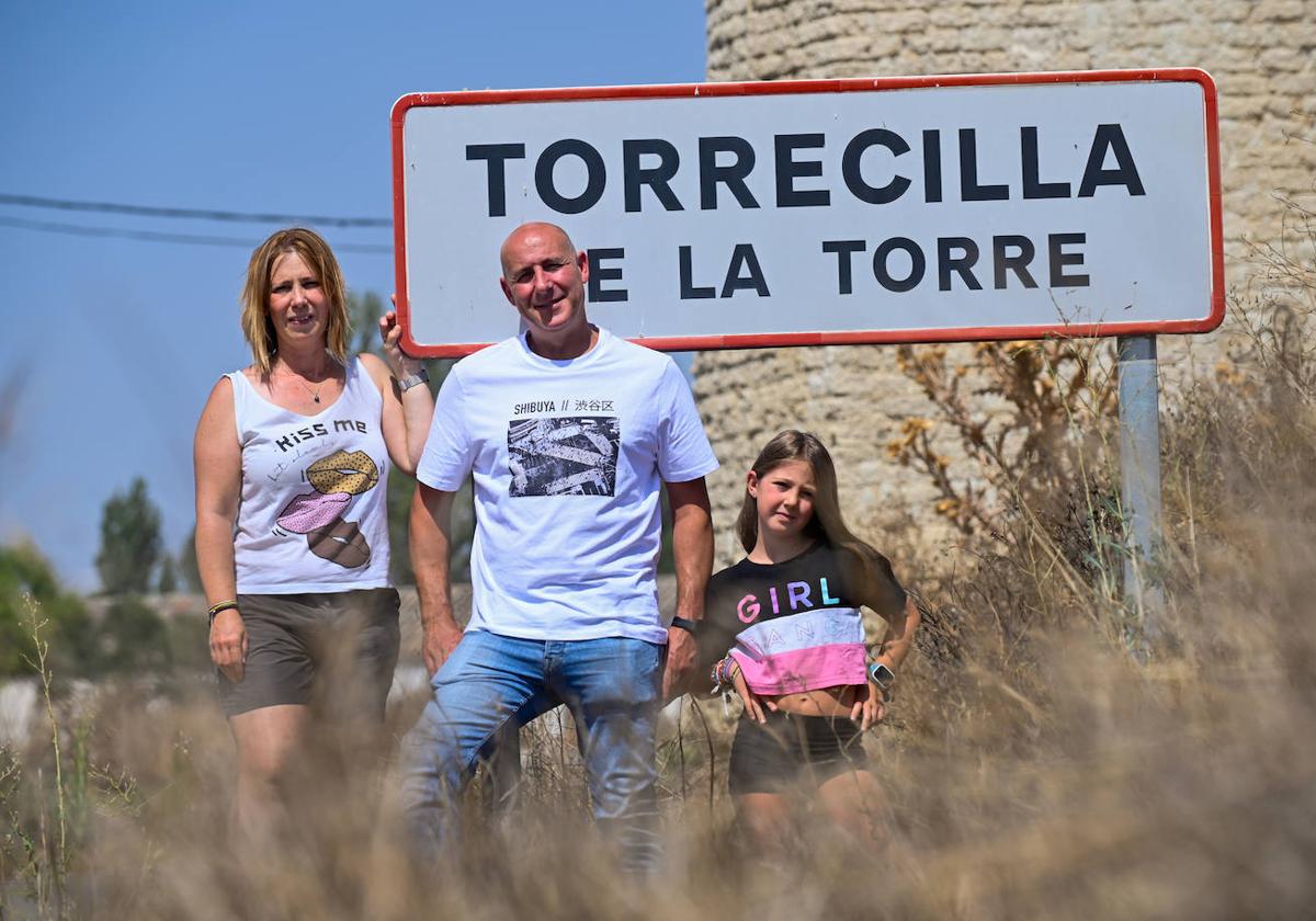 Juanra Salido, Izaskun Odriozola y su hija Garazi veranean en Torrecilla de la Torre