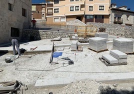 Obras de reposición del pavimento en una localidad segoviana.