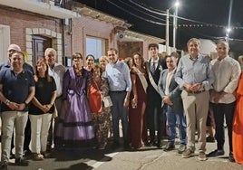 La pregonera Tomasa Benito y los reyes de fiestas Raúl González y Maialen Inisterra posan junto miembros del ayuntamiento de Cogeces y el presidente de la Diputación Conrado Íscar.