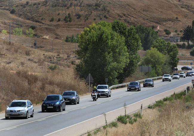 Hilera de coches por la N-611, en el entorno de Monzón, por donde está desviado el tráfico de la A-67.