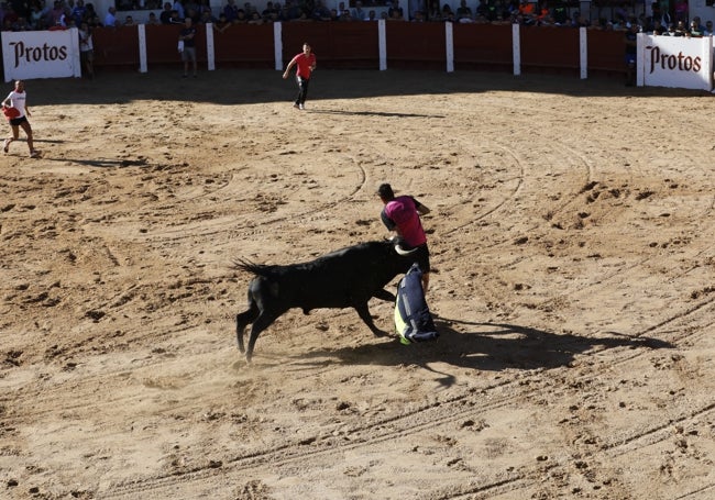 Momento en el que el joven cortador es cogido por el primer novillo en salir a la plaza.