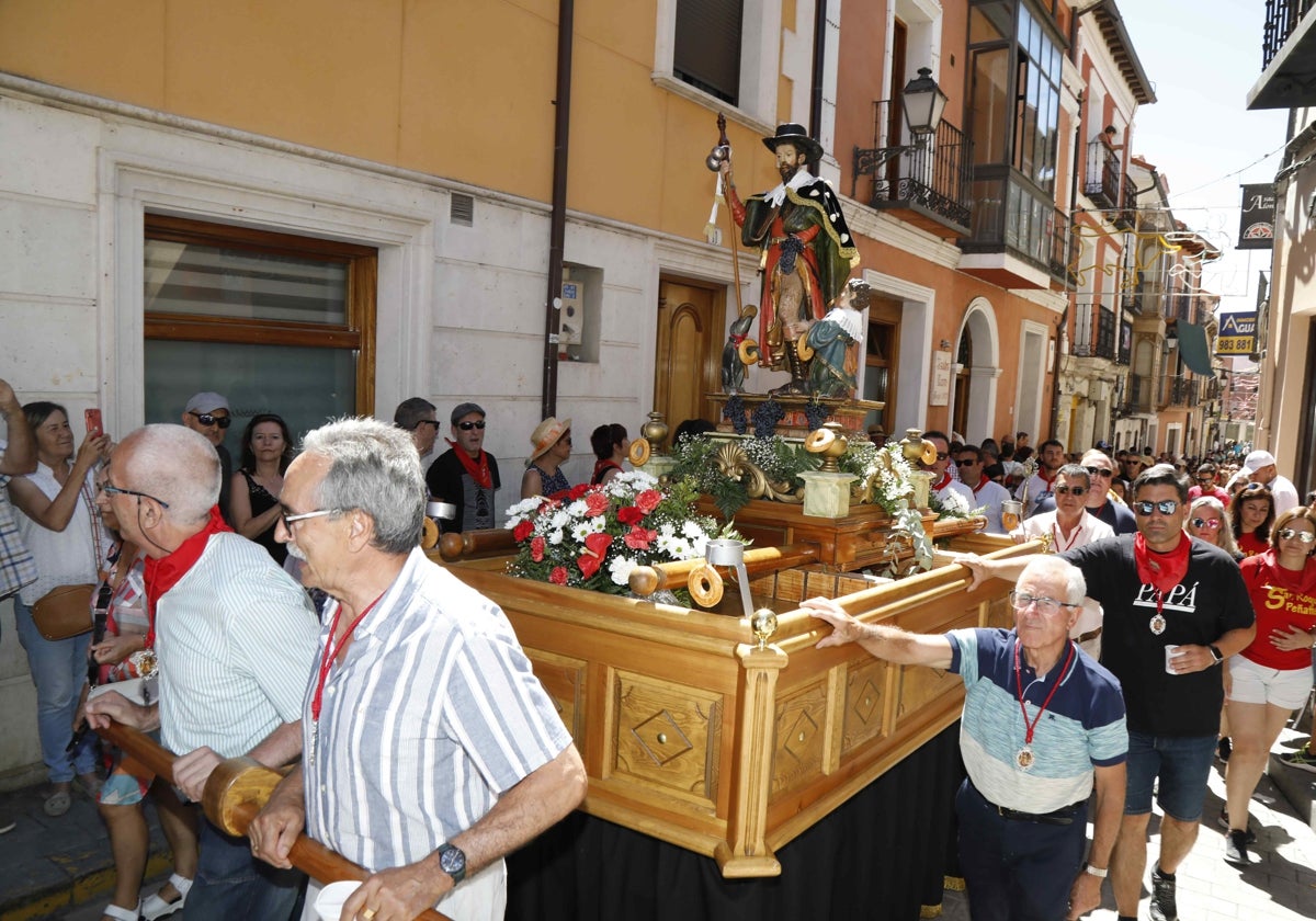 Paso de la procesión por la calle Derecha al Coso camino de la Plaza de España.