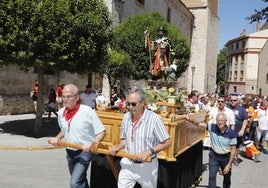 La procesión desfila con San Roque por las calles de Peñafiel