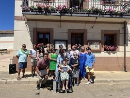 Carmen Delgado, rodeada de su familia, el jueves en Villaherreros.