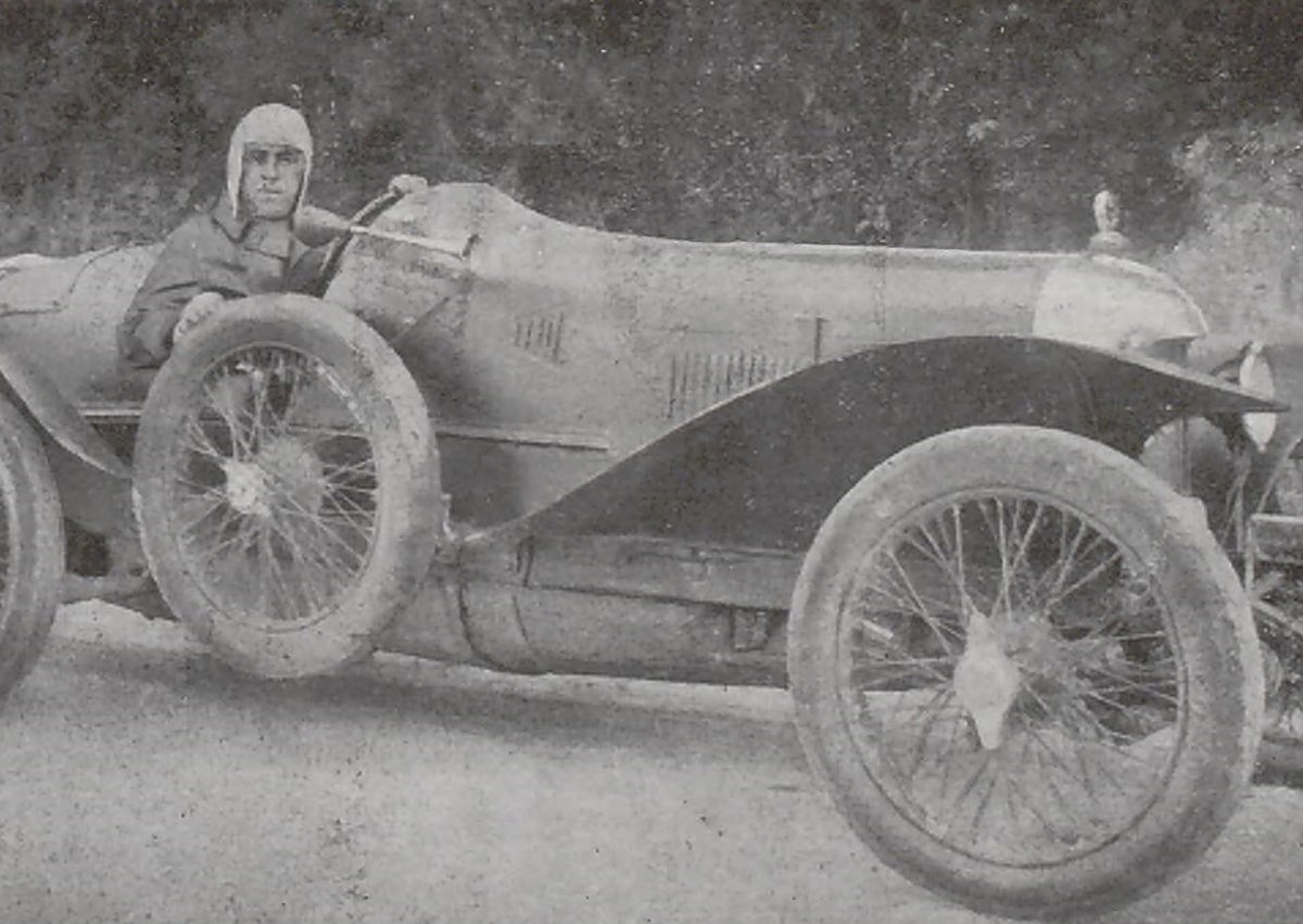 Imagen secundaria 1 - Arriba, Puerta del Príncipe, por donde salían los vehículos expuestos en la feria. Abajo, un modelo 'Fiat' de la época y publicidad de 'Garages Centrales', empresa de Guillermo del Paso, máximo expositor en la muestra.