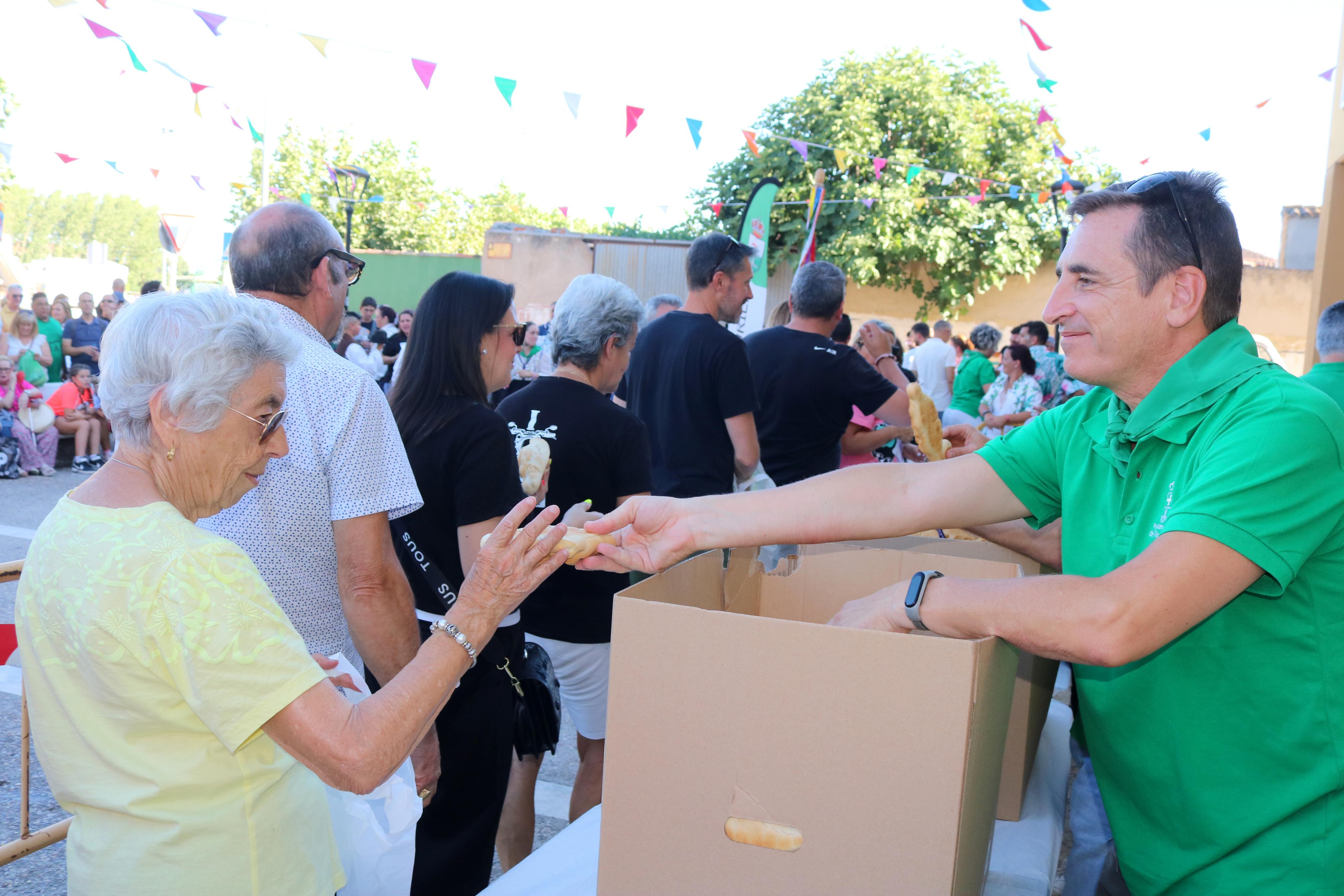 Villamuriel de Cerrato celebra San Roque con pan, queso y vino