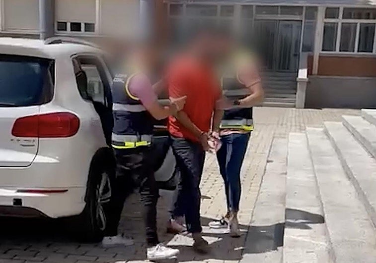 El detenido llega a dependencias de la Policía Nacional.