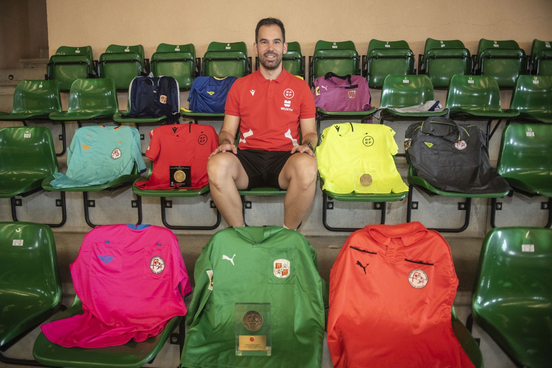 Francisco Marazuela, en las gradas del Pedro Delgado con sus camisetas de árbitro de fútbol sala.