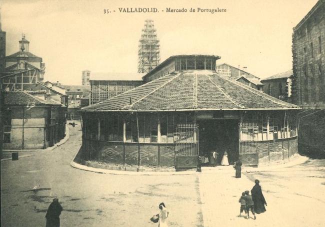 Mercado de Portugalete hacia 1910 y la torre de la Antigua en restauración.