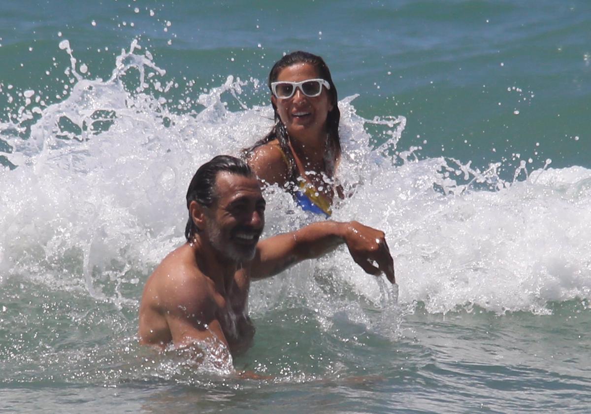 Momento de diversión en el agua entre Nuria Roca y Juan del Val.