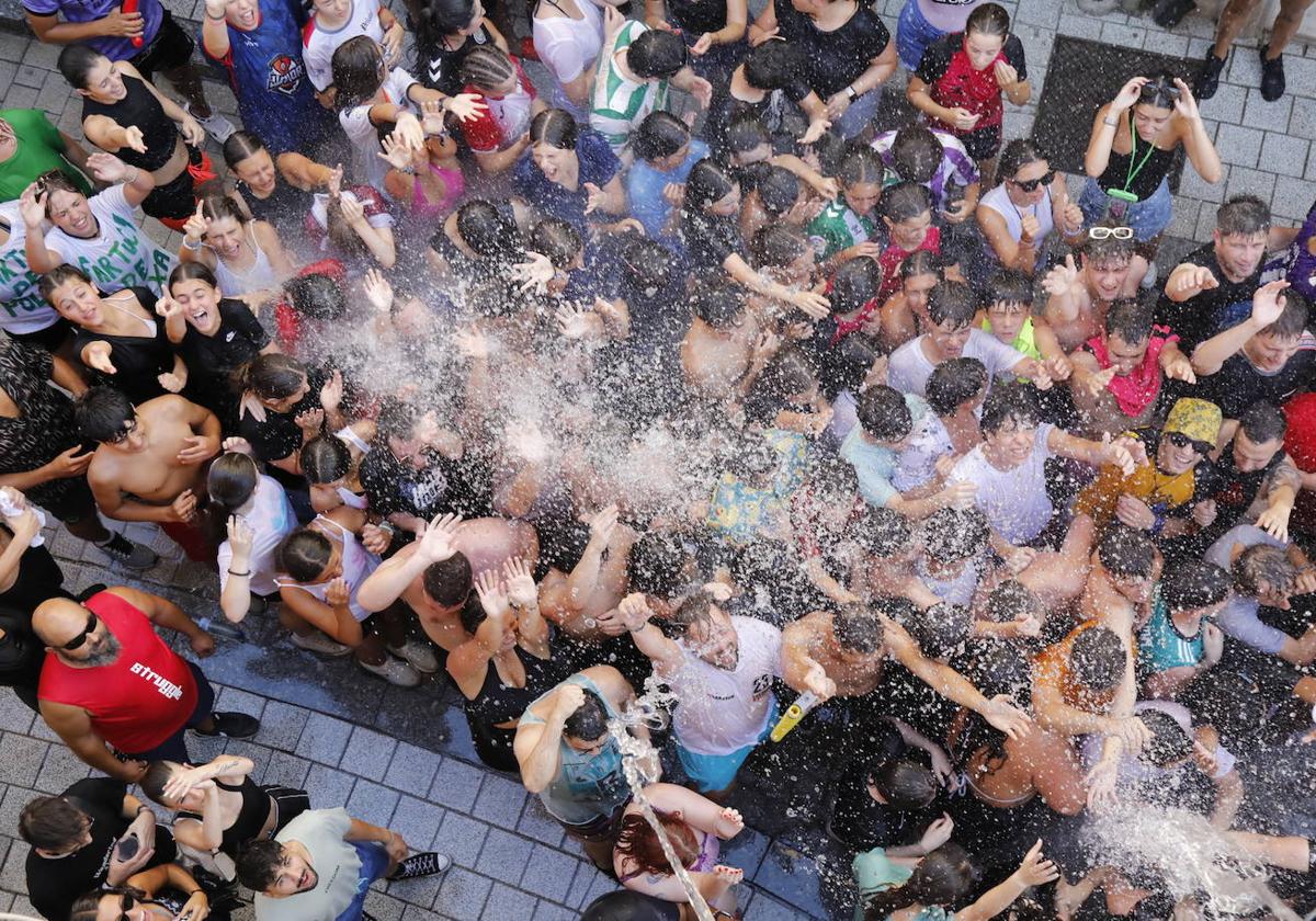 Peñafiel disfruta y baila con otro chúndara