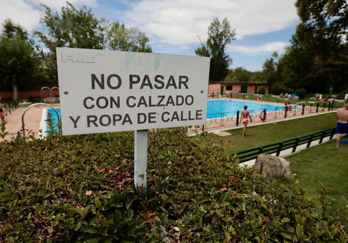 Un cartel advierte sobre las normas de uso en la zona de baño de la piscina Juan de Austria.