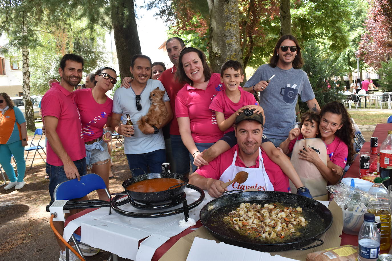 La comida de peñas anima el Parque del Plantío de Cervera