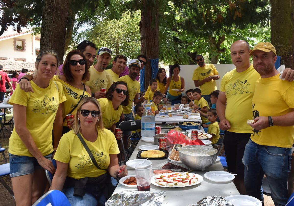 Las peñas de Cervera de Pisuerga reponen fuerzas en una comida popular