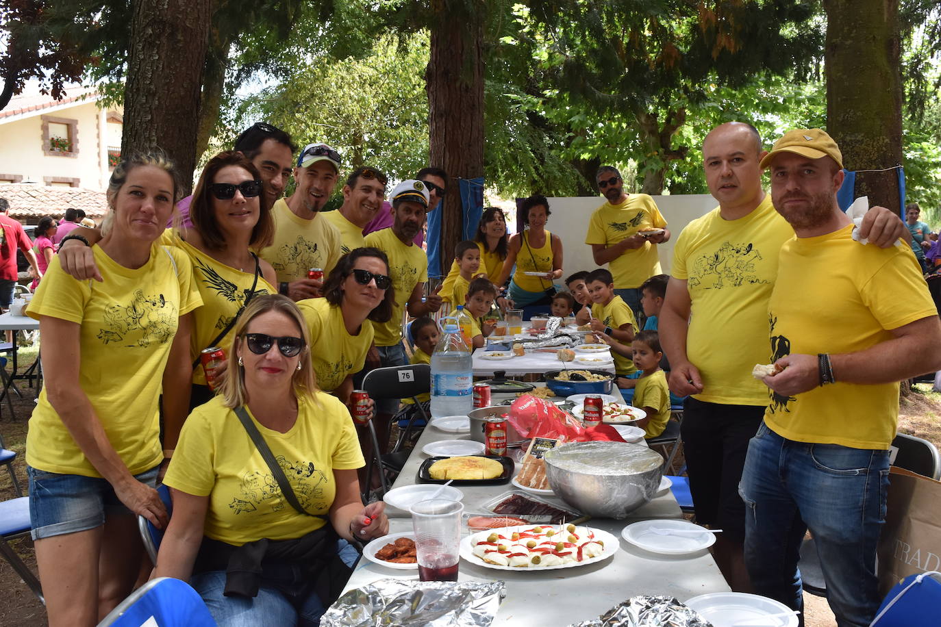 La comida de peñas anima el Parque del Plantío de Cervera