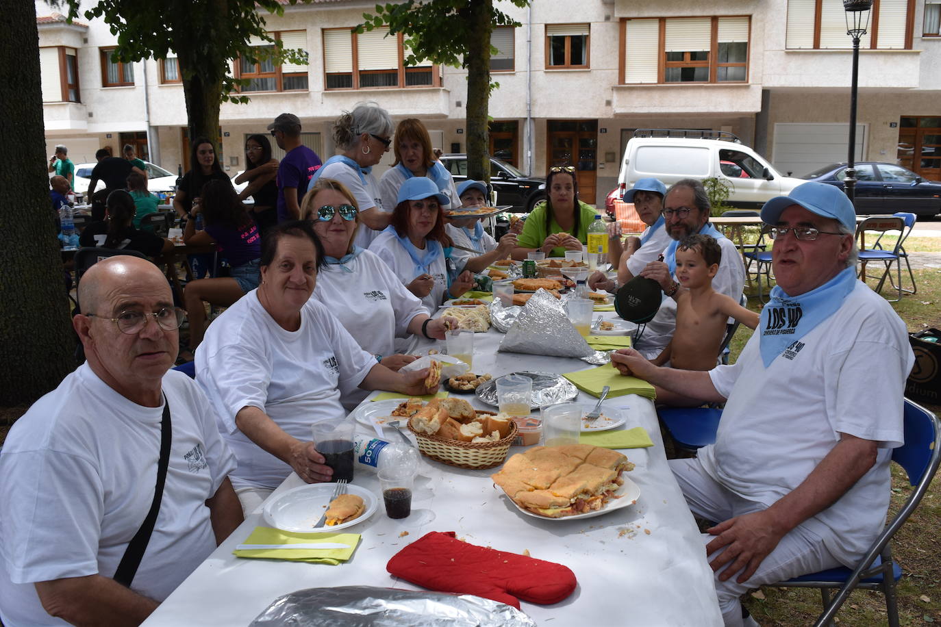 La comida de peñas anima el Parque del Plantío de Cervera