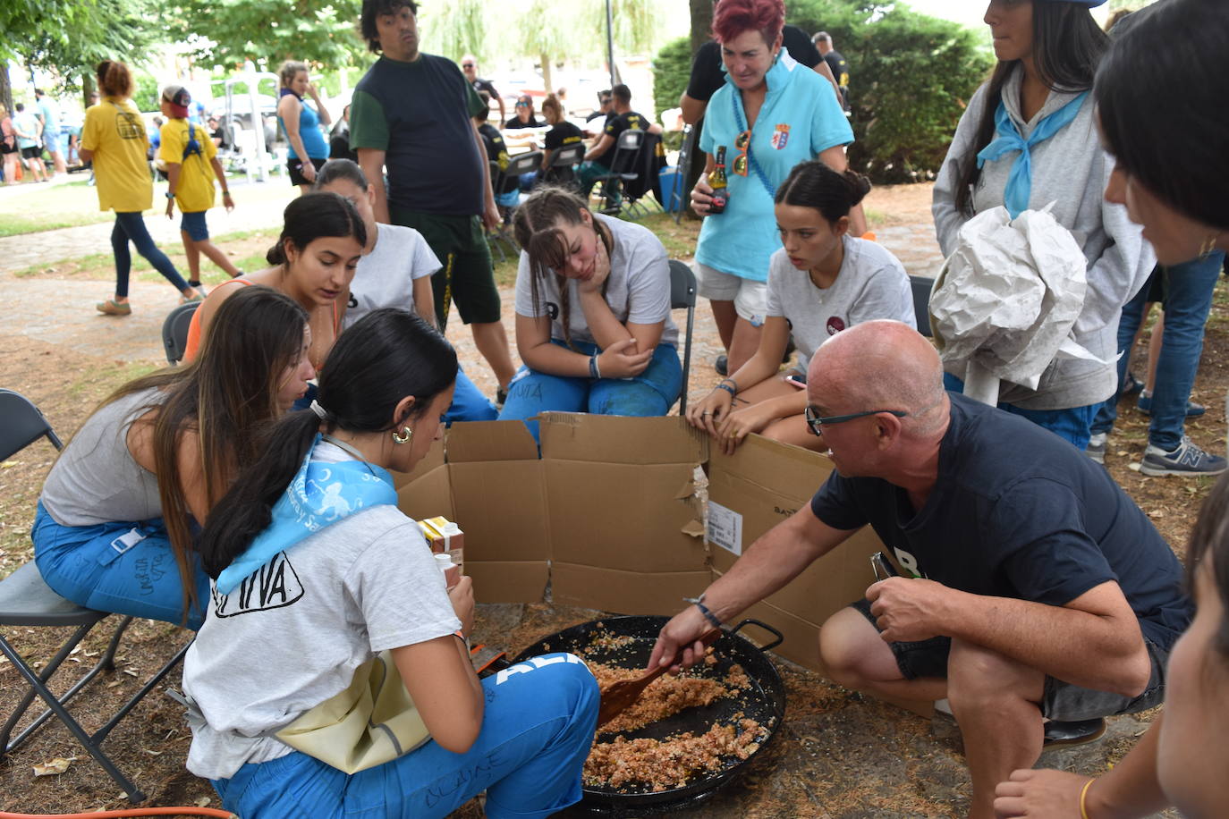 La comida de peñas anima el Parque del Plantío de Cervera