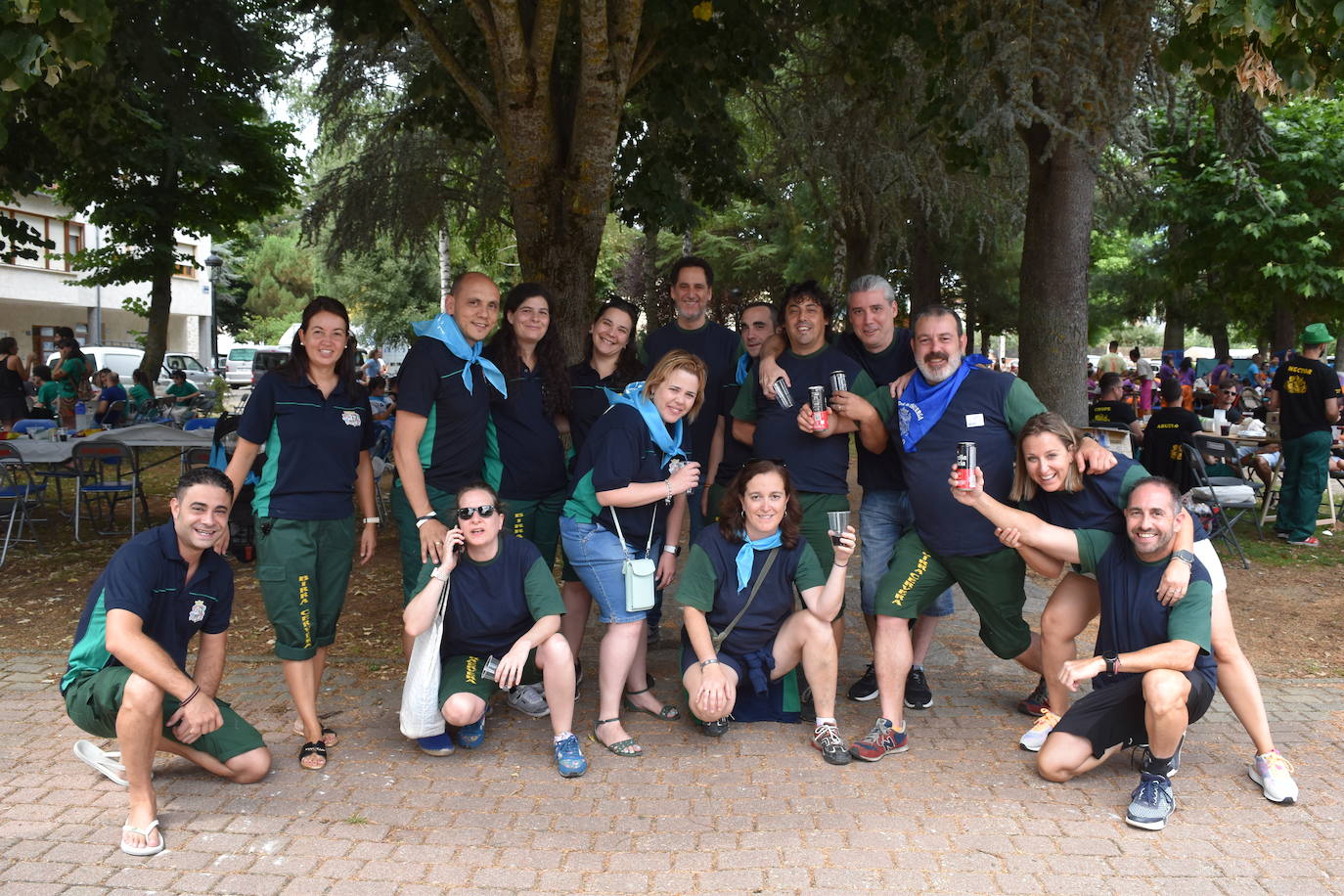 La comida de peñas anima el Parque del Plantío de Cervera