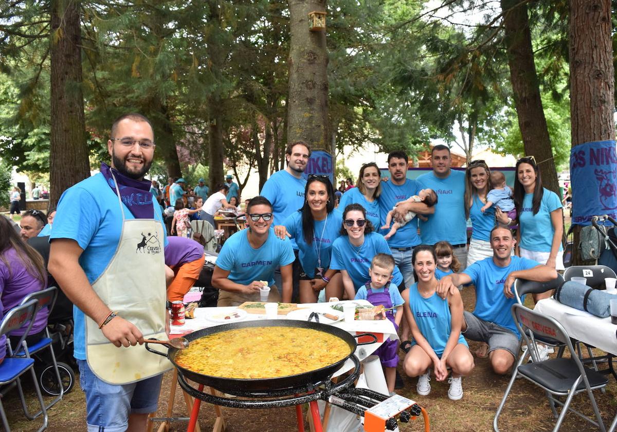 La comida de peñas anima el Parque del Plantío de Cervera