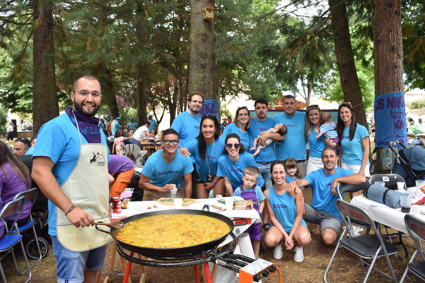 La comida de peñas anima el Parque del Plantío de Cervera