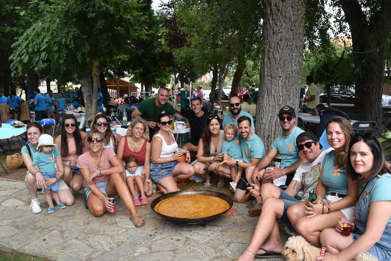 La comida de peñas anima el Parque del Plantío de Cervera