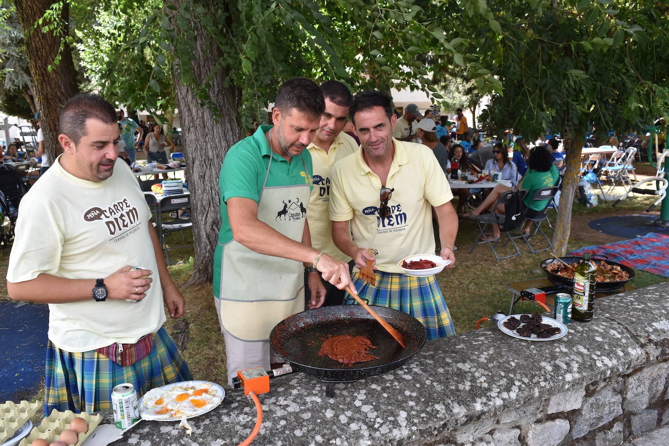 La comida de peñas anima el Parque del Plantío de Cervera