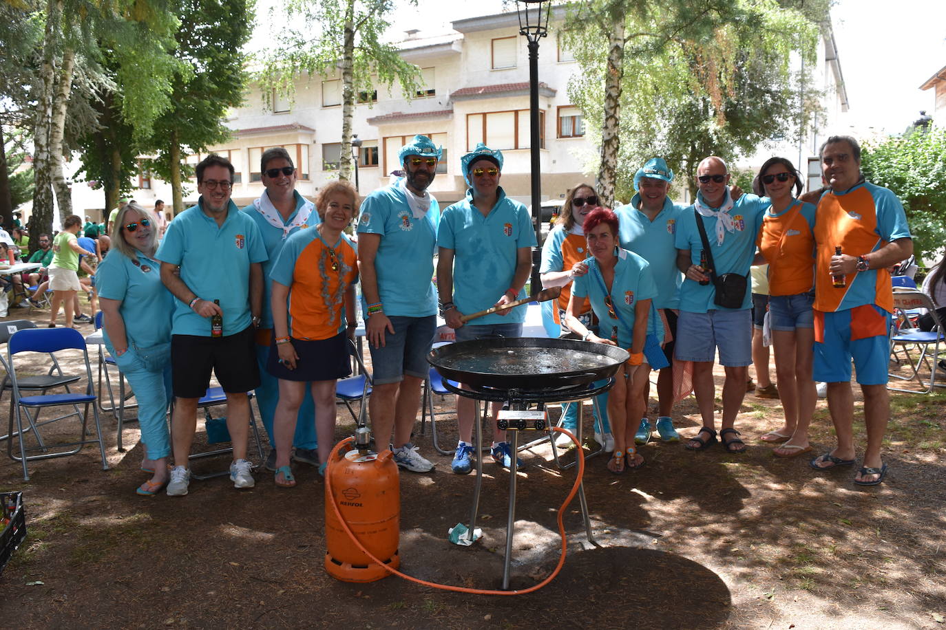 La comida de peñas anima el Parque del Plantío de Cervera