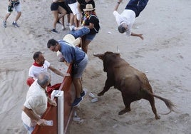 Momento en el que el toro lanza por los aires al hombre.