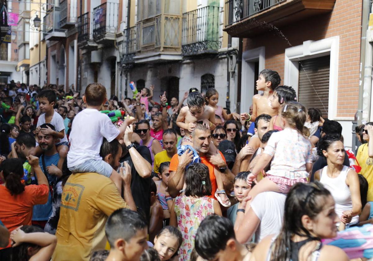 Niños, padres y abuelos disfrutan del Chúndara infantil.