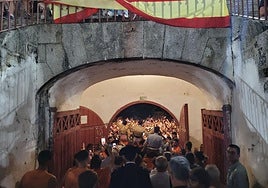 Salida de los tres toreros por la puerta grande de El Espinar.
