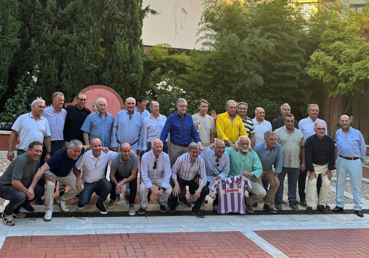 Foto de familia con los protagonistas de la Copa de la Liga conquistada por el Real Valladolid en 1984.