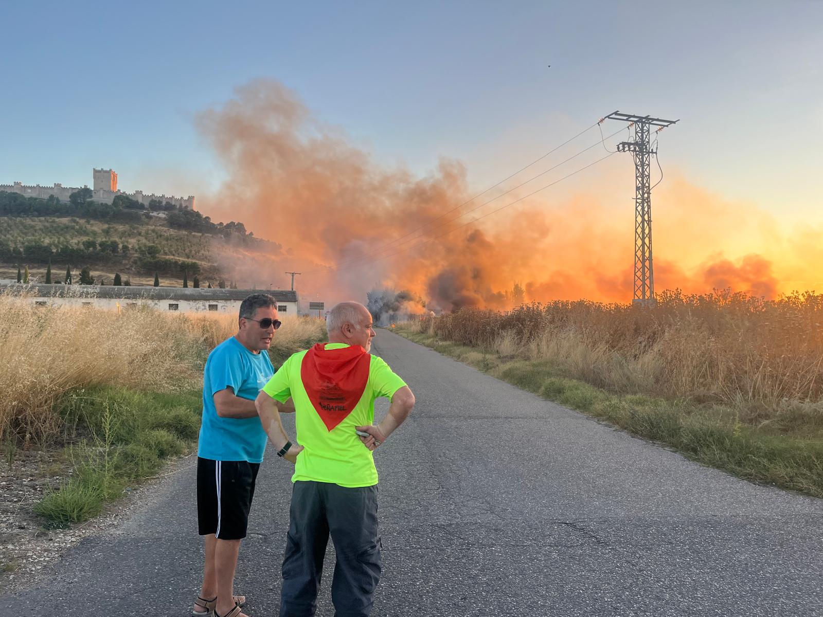 Las imágenes del incendio en las afueras de Peñafiel
