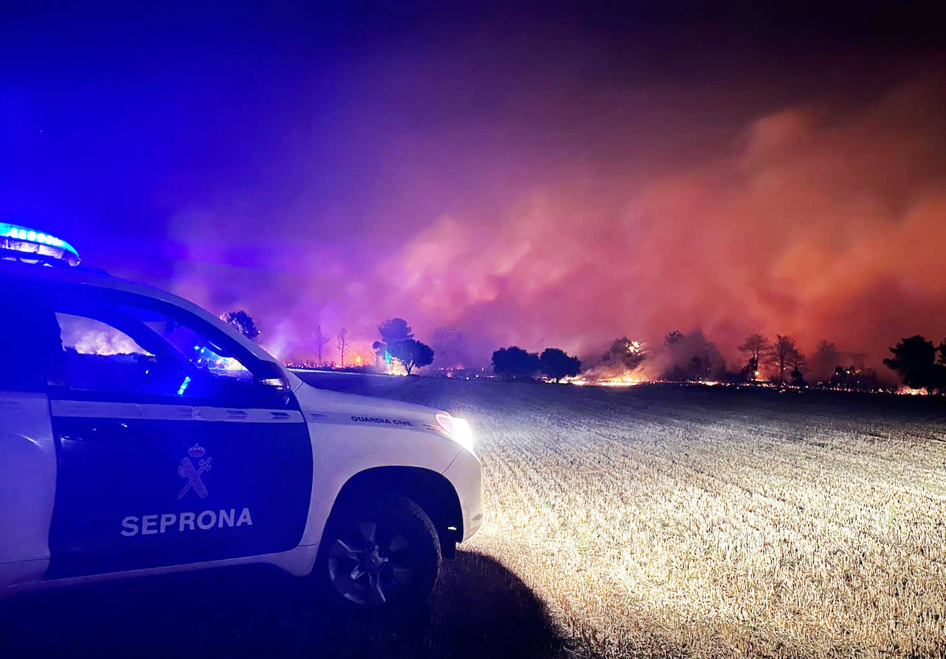 Imagen secundaria 2 - Desalojo ayer de Sejas y agentes de la Guardia Civil durante el ¡incendio