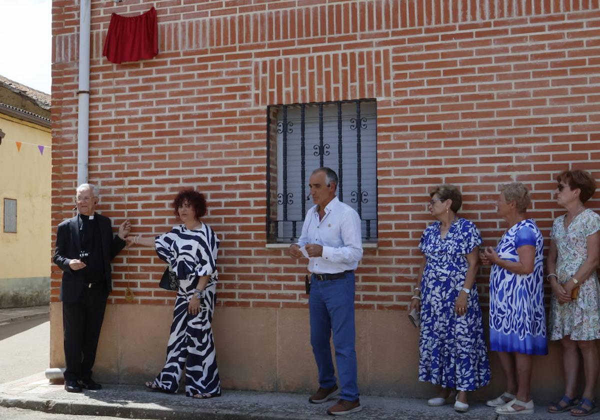 El sacerdote Jesús Mateo Fernández, descubriendo la placa de la calle con su nombre en Cervatos de la Cueza.