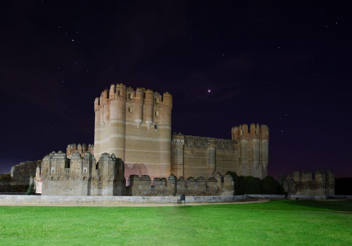 El castillo de Coca, durante una de las veinte noches que permanece iluminado varias horas.