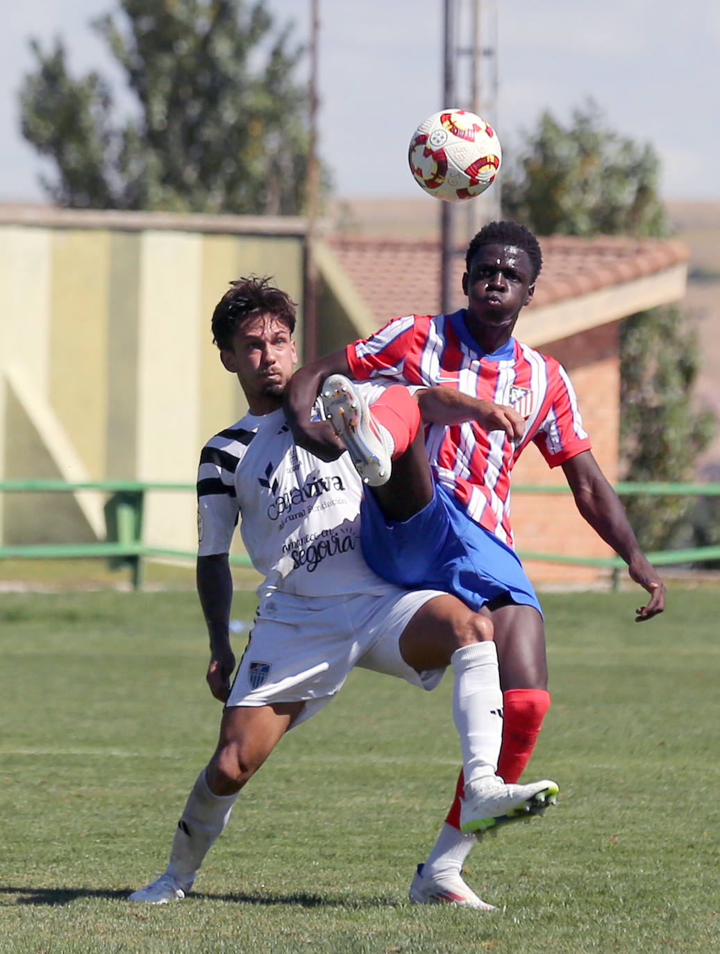 Fotos del partido entre la Segoviana y el Atlético de Madrid B