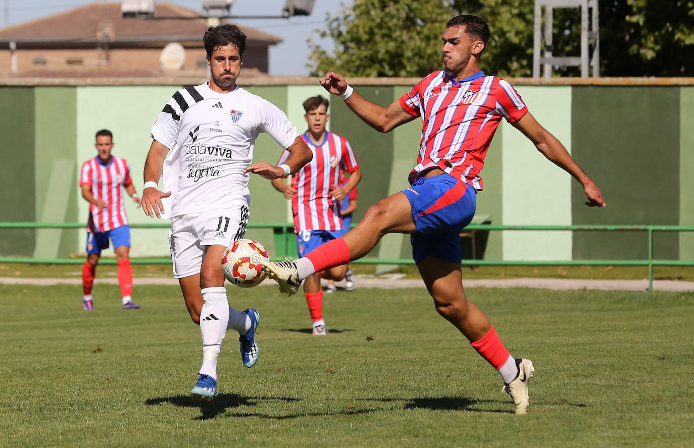 Fotos del partido entre la Segoviana y el Atlético de Madrid B