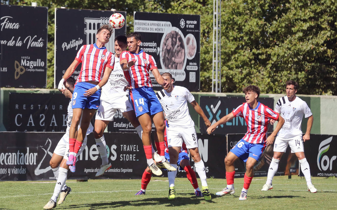 Fotos del partido entre la Segoviana y el Atlético de Madrid B